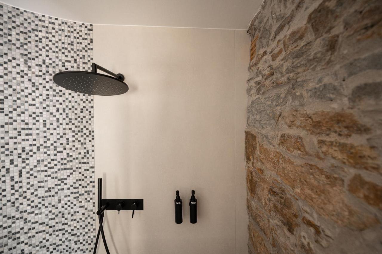 Guesthouse Diwine Merano Exterior foto A shower with a fixed shower head and a handheld shower
